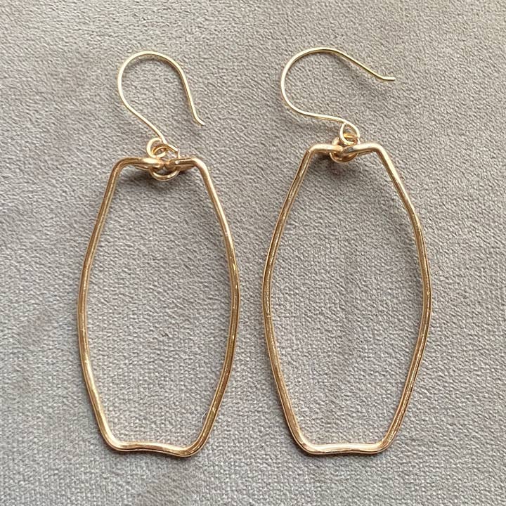 Marble Designs Jewelry - Vendita all'ingrosso Orecchini pendenti - Orecchini a Cerchio in Oro Martellato Rettangolare a Goccia0