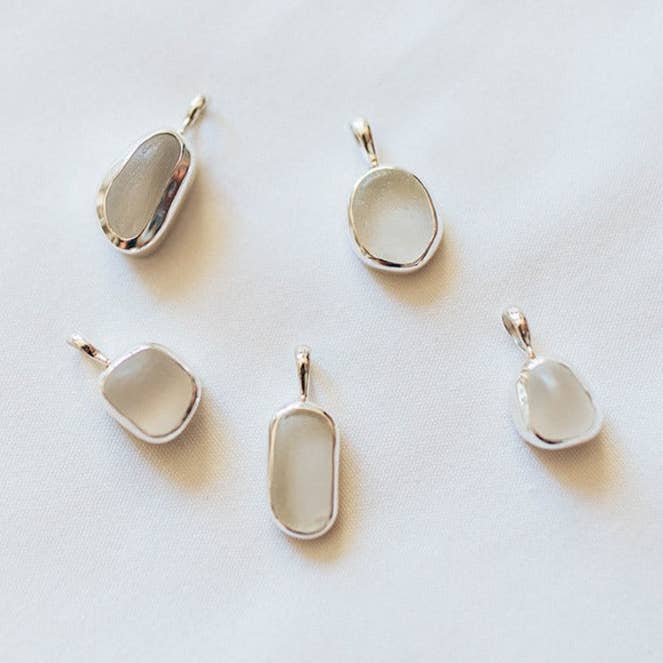 Collier en verre de mer blanc (fait main) pour la vente par The Salty Gem