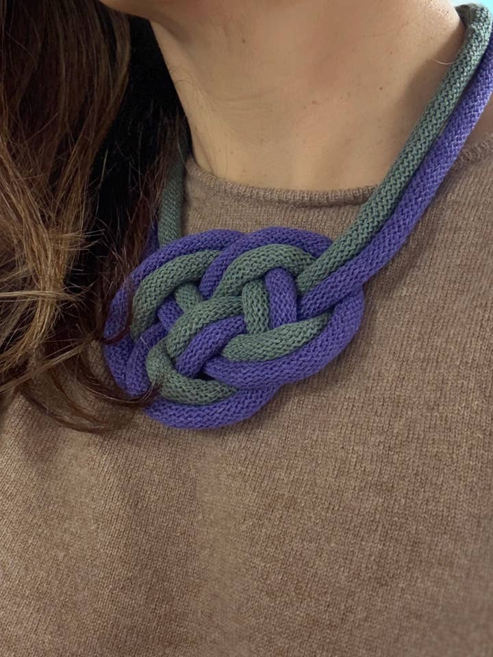 Collana Dichiarativa a Maglia Celtica Armoniosa per la vendita all'ingrosso da parte di Pretty Pink Eco-Jewellery