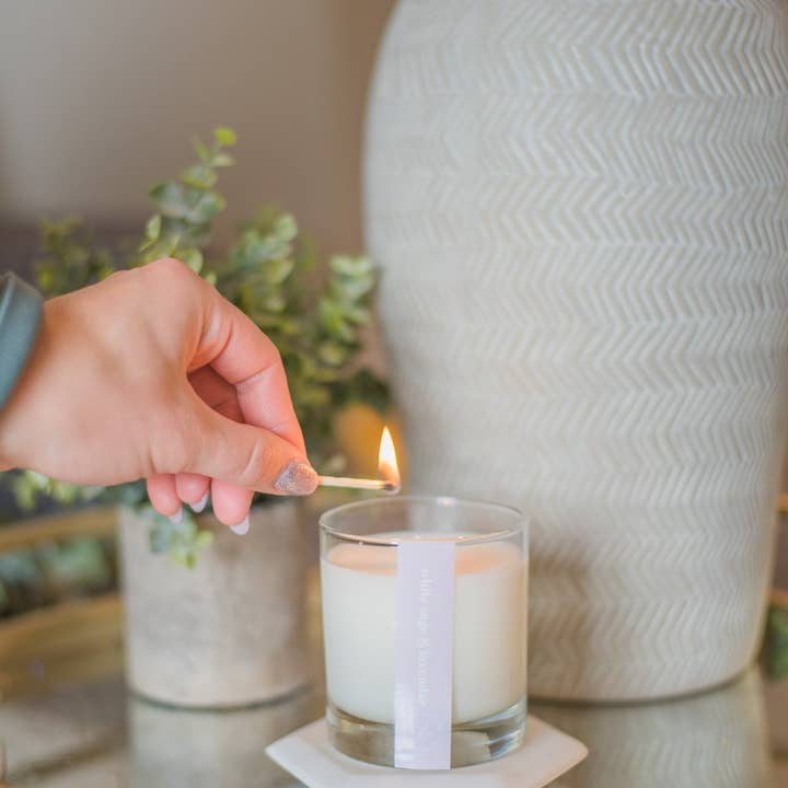 WHITE SAGE & LAVENDER 6 OZ CANDLE for engroshandel hos ROSE LANE CO