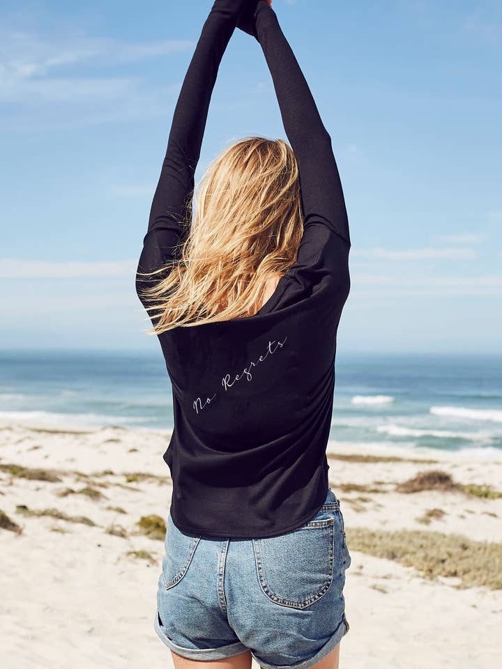 T-shirt côtelé original à manches longues « No Regrets » pour la vente par Om & Ah