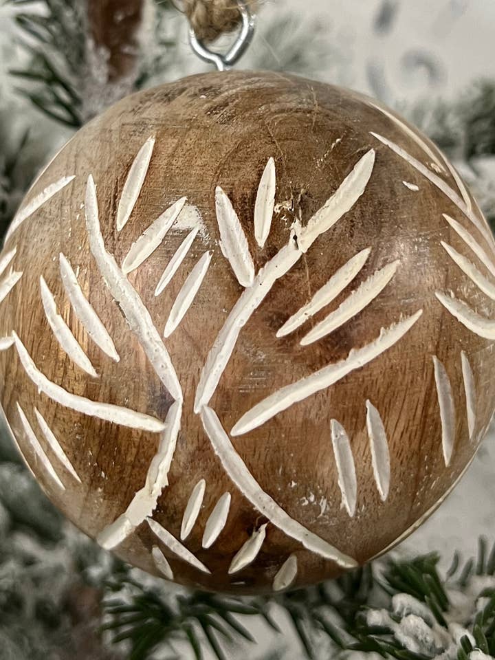 Ornamento Bola De Mangowood Esculpida Fern 2,5in por atacado de Wholesale Home Decor