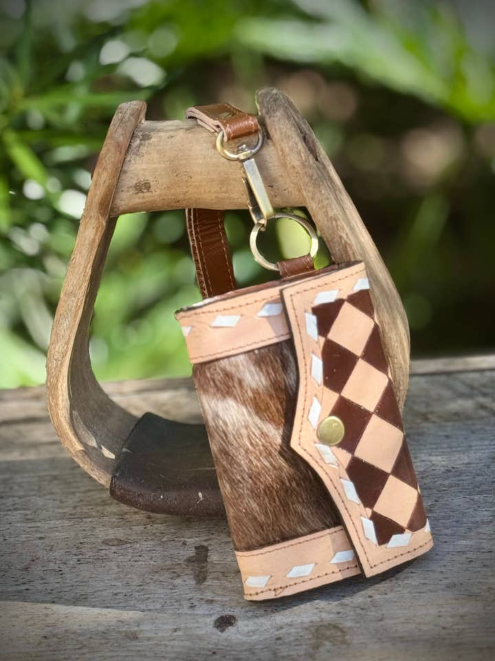 Porte-cartes en cuir de vachette à carreaux avec dragonne pour la vente par Southern Junkie Gypsy Boutique