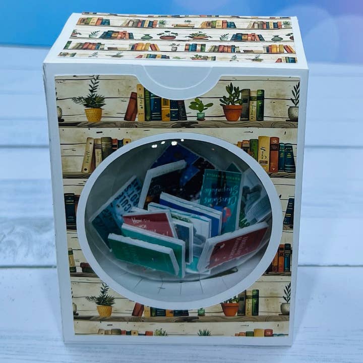 Nans Tees – Großhandel Verzierung – Miniaturbücher Weihnachtsornament | 20 weihnachtlich inspirierte Titel | 8 cm transparentes flaches Ornament mit buchiger Geschenkbox8