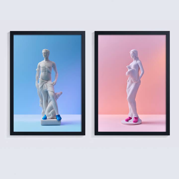 Statues portant des crocs roses et bleus, paire de tirages photo giclée pour la vente par Ornament Art