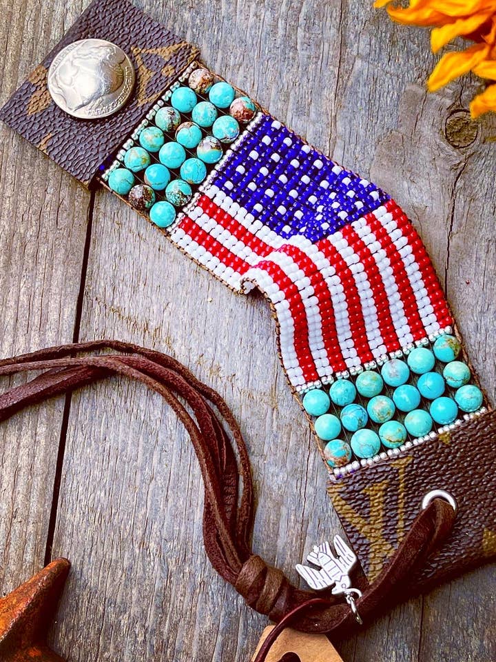 Manchette en forme de drapeau pour la vente par Fleurdesignz Western Jewelry