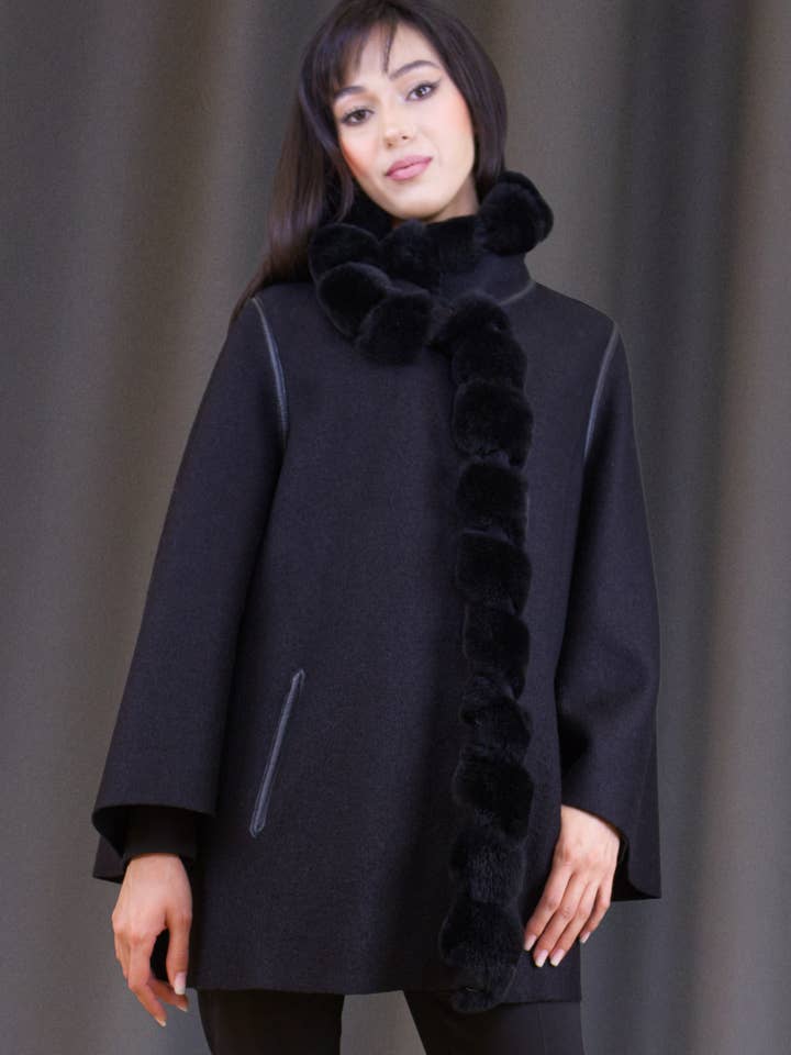 Veste effet cape avec bordure en fourrure pour la vente par Marester