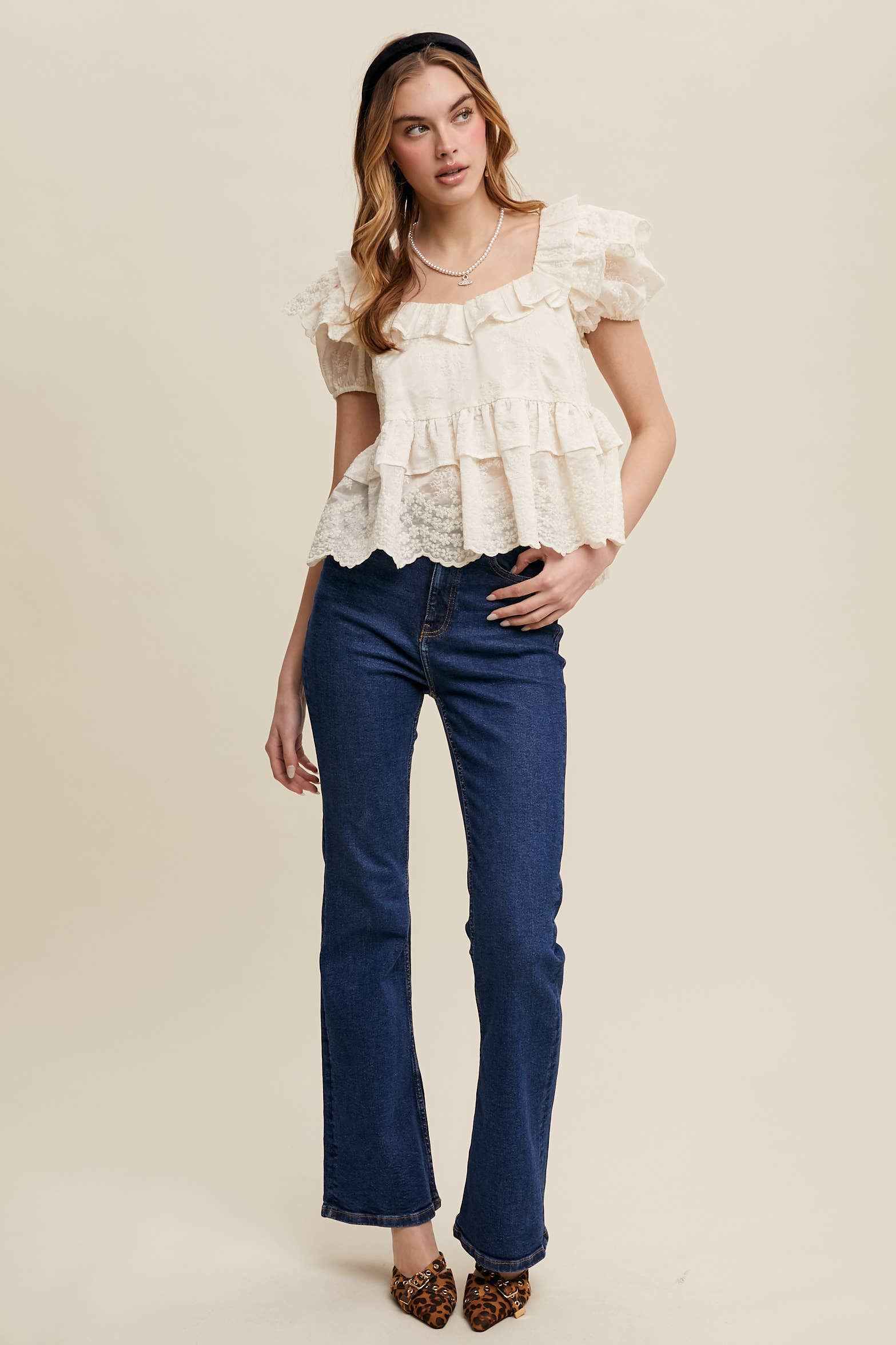 Listicle – Engroshandel Bluse - Dame – Broderet flæsepeplumbluse30