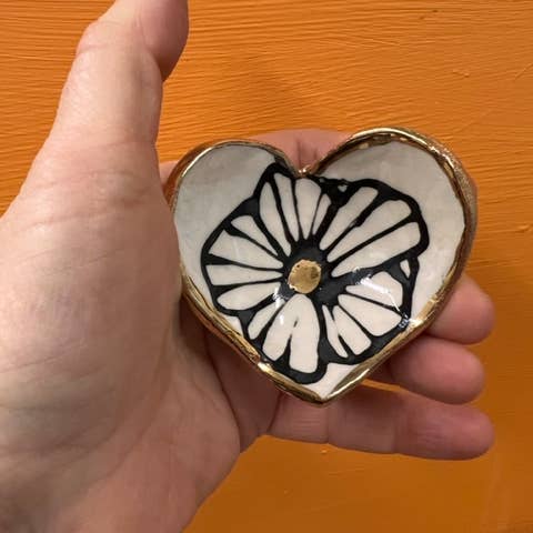 Hsieh Clay SF – Engroshandel Smykkeskål – Håndlavet hjerteformet smykkefat med blomster og 22 kt guldkant3