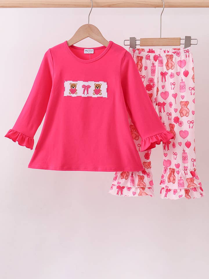 Lyserød bjørnebroderi flæsebuksesæt for engroshandel hos Mom & Co.