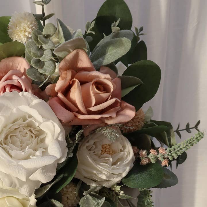 Hidden Botanics – Großhandel Künstliche Blumen – Künstlicher Blumen-Brautstrauß, Eukalyptus, Grün/Weiß