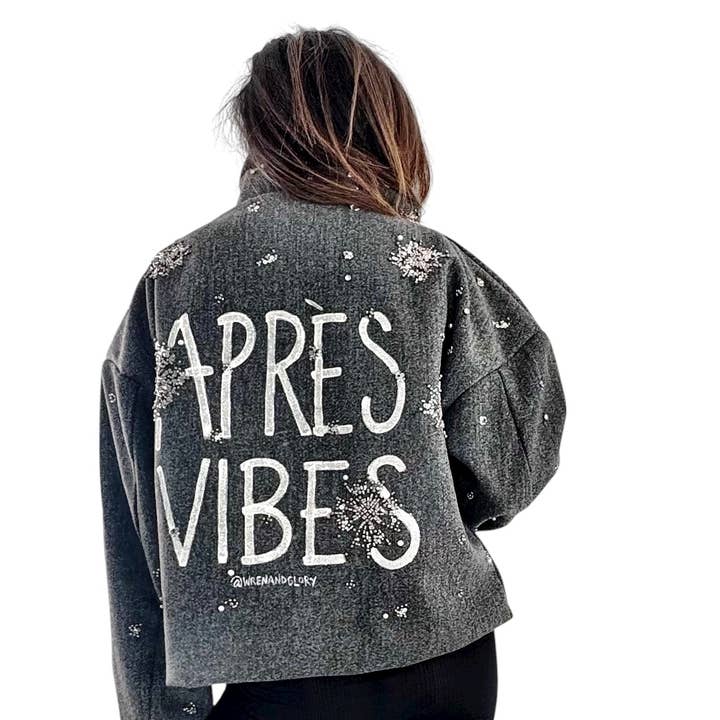 Manteau peint 'Apres Vibes' pour la vente par Wren + Glory