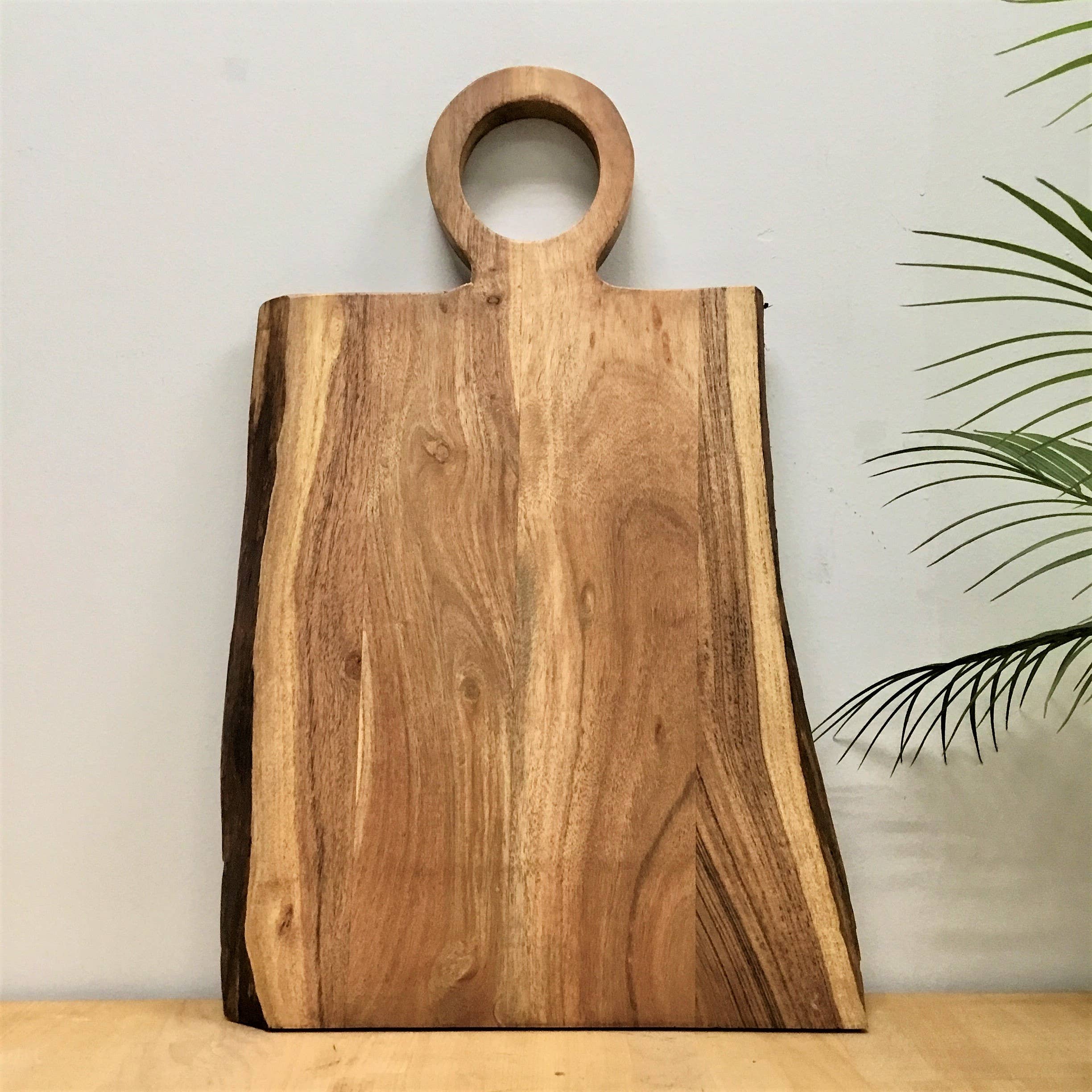 India Handicrafts Inc - Vente Planche à découper - Petite planche à découper en bois d'acacia Live Edge avec poignée circulaire1