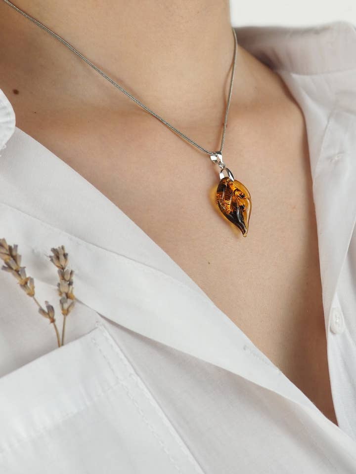 Collana con foglie fatta a mano in vetro di Murano, gioielli per la vendita all'ingrosso da parte di Drusilya Glass Art