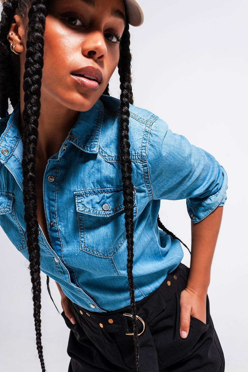 Blau Jeanshemd in mittlerem Blau für den Großhandel auf Faire3