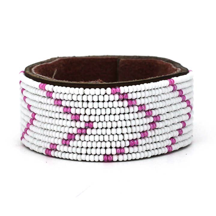 Manchette moyenne en cuir chevron rose et blanc pour la vente par Swahili Coast