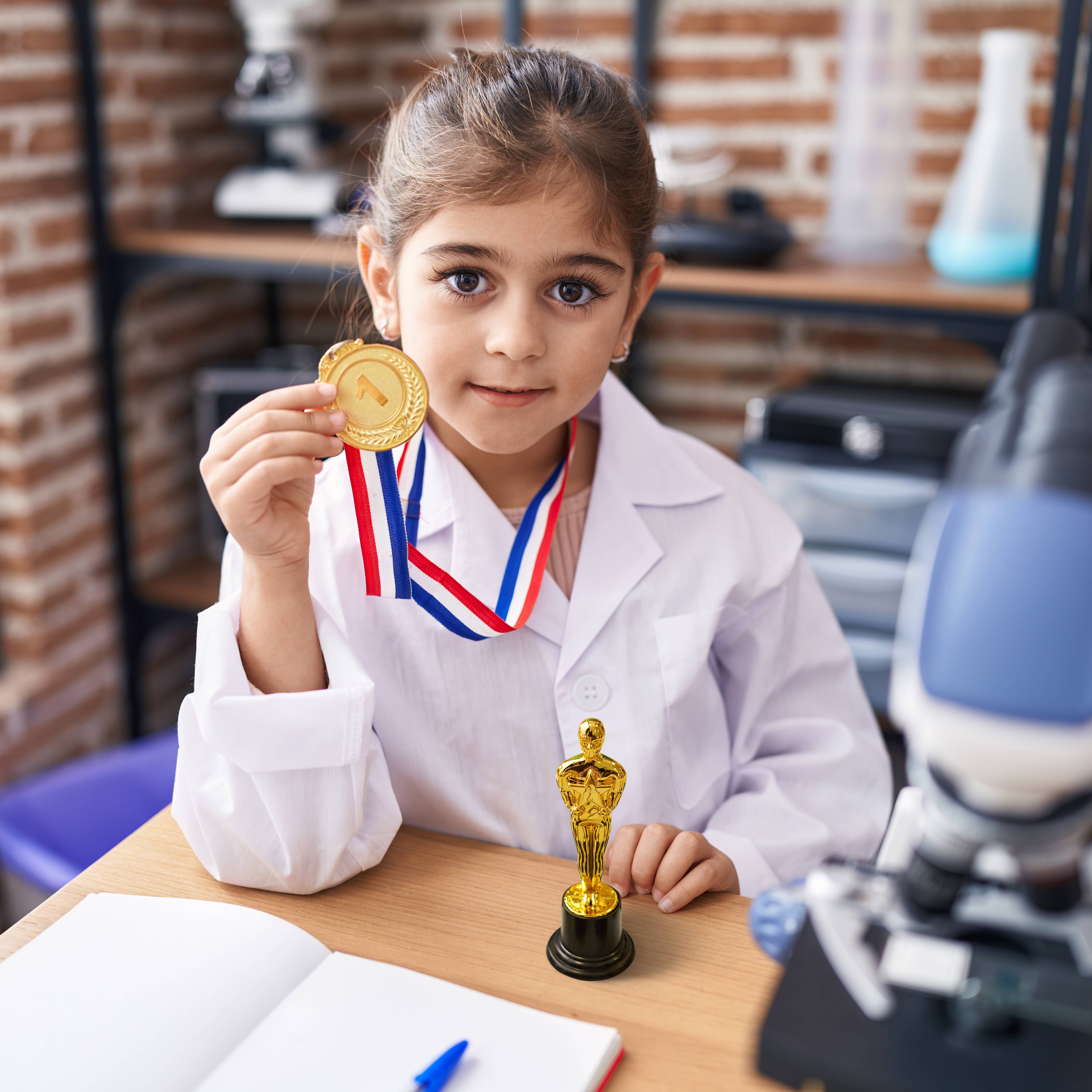 The Twiddlers - Vendita all'ingrosso Decorazioni da tavolo - Set di 24 Trofei Oscar in Plastica per Vincitori1