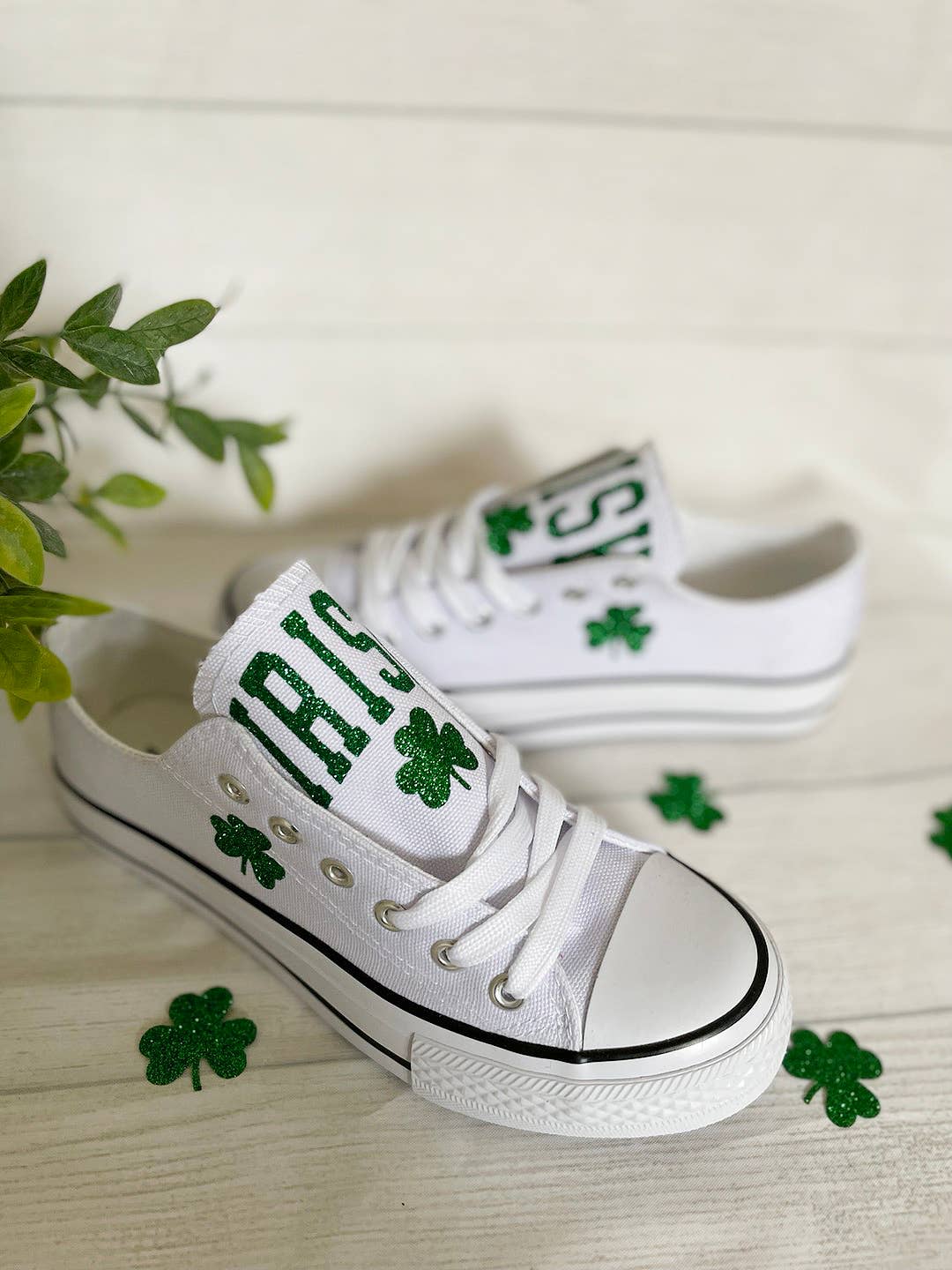 Blanco Zapatos para el Día de San Patricio, zapatillas bajas con estampado de trébol con purpurina de venta al por mayor en Faire5
