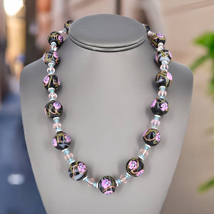 Colar Italiano Preto Rosa Floral Murano, Apatita e Cristal Austríaco Rosa com Fecho em Prata de 1ª Lei por atacado de Viktoria Simonë