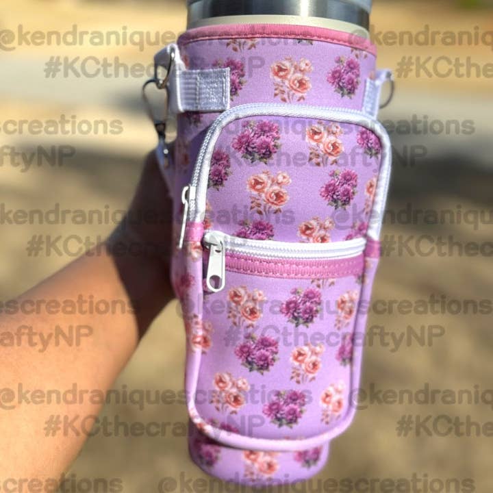 Wholesale By Kendranique - Vente Gourde/bouteille isotherme - Sac à gobelet de 30 et 40 oz avec poches zippées à l'avant et bandoulière réglable avec coussin-Chryssi2