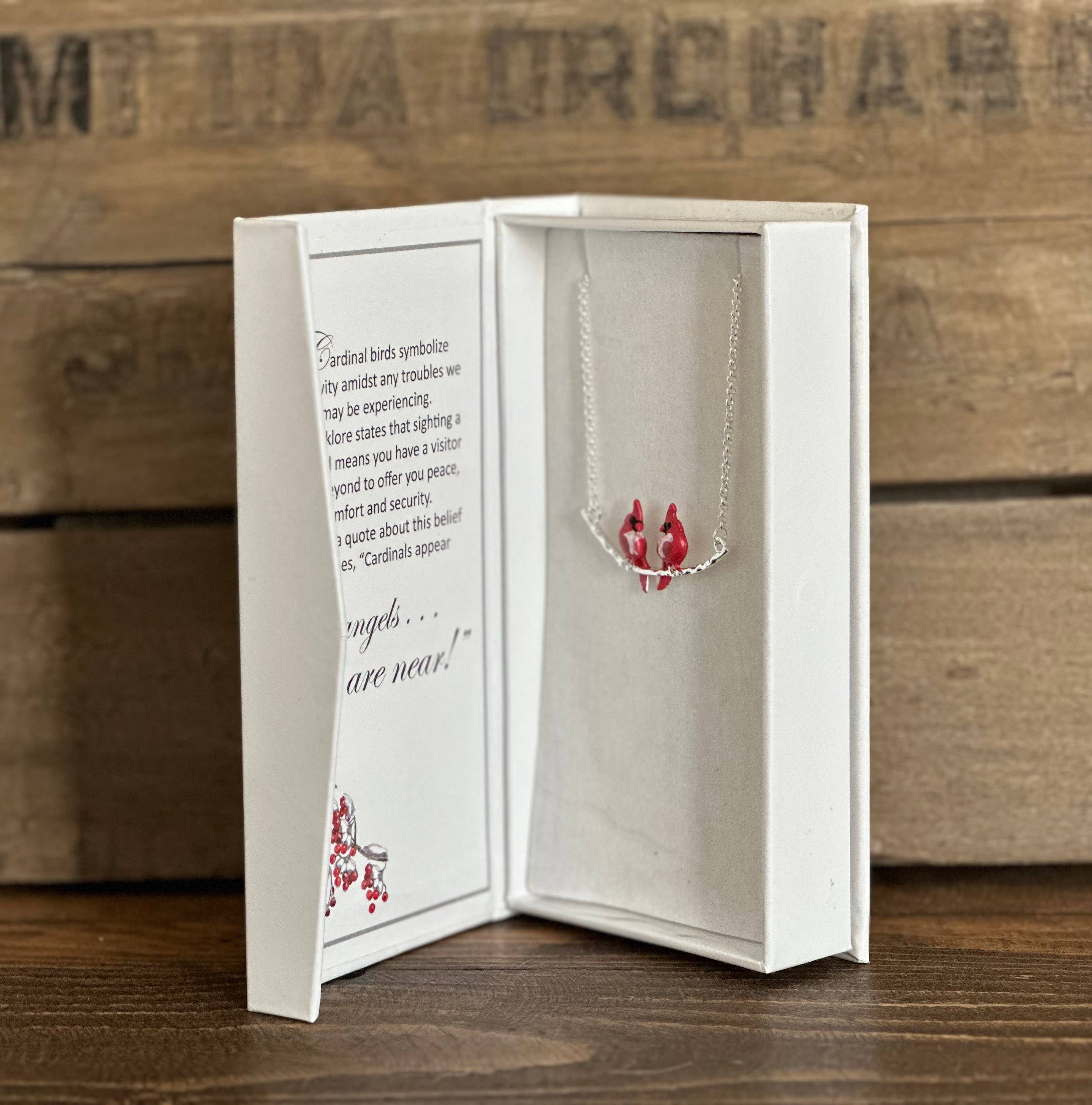 Carol Young Silver – wholesale Hänge-/berlockhalsband – Carol Young Silver halsband med två kardinalfåglar på en silverfärgad gren3