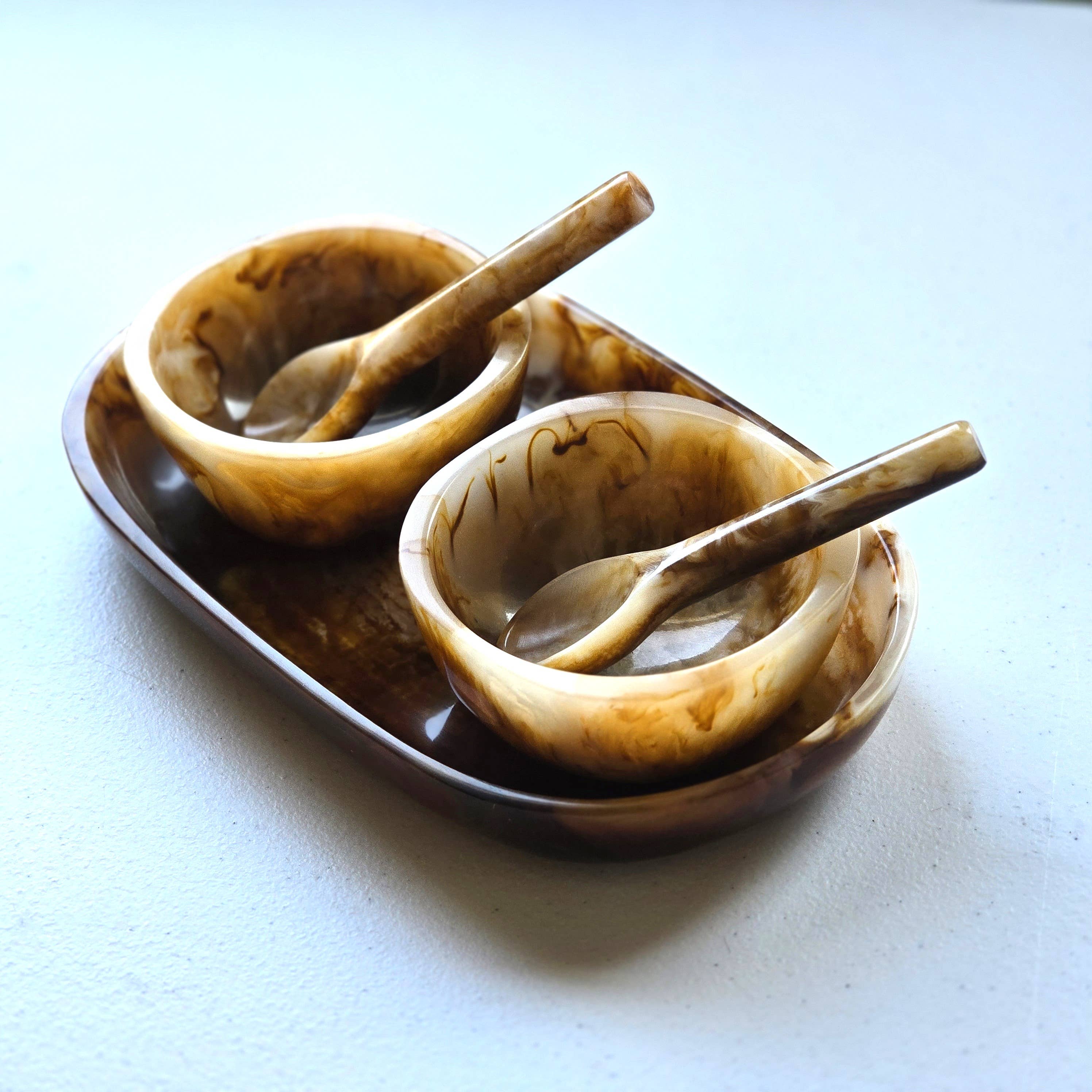 Gibb & Daan – Engroshandel Serveringsbakke – Lille serveringsbakke med 2 skåle og skeer - Håndhældt harpiks50