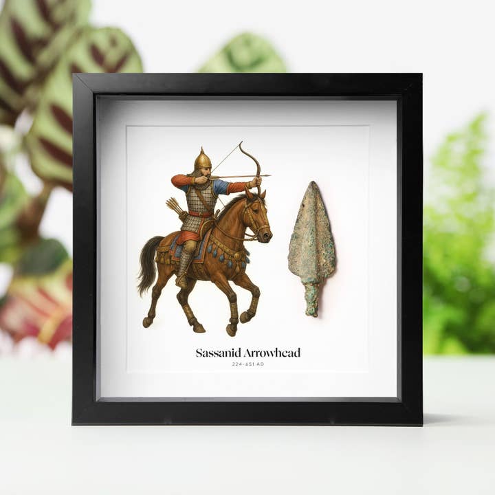 Cornice per manufatti con punta di freccia sasanide e illustrazione WC per la vendita all'ingrosso da parte di Curated Studio