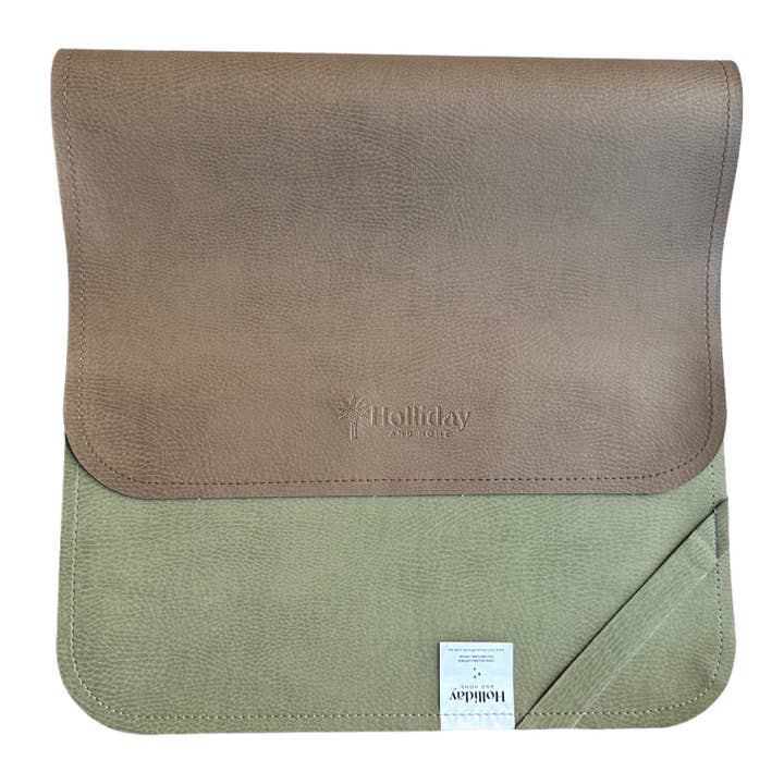 Holliday and Home ~ 100 % CUIR VEGAN - MATELAS À LANGER POUR BÉBÉ - TAN/SAUGE pour la vente par Holliday and Home