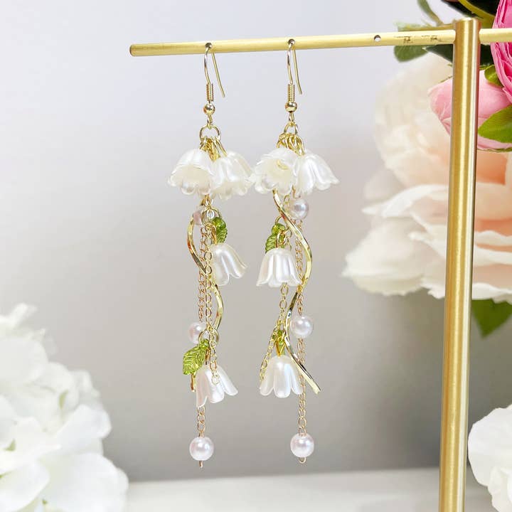 Boucles d'oreilles E189 en forme de fleur de lys, boucles d'oreilles florales, boucles d'oreilles en fleurs pour la vente par Melange Blanc