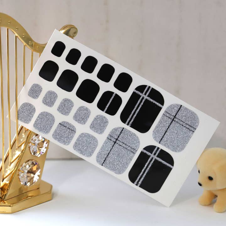 ClebleNails – Großhandel Nailart/Nagelsticker – Schwarz Silber karierte Zehennagelwickel für Zehen/Sommer Check Toe Nagellackstreifen/Dunkle Pediküre Damen/ Streifen Glitzer Nagelstreifen für Zehen3