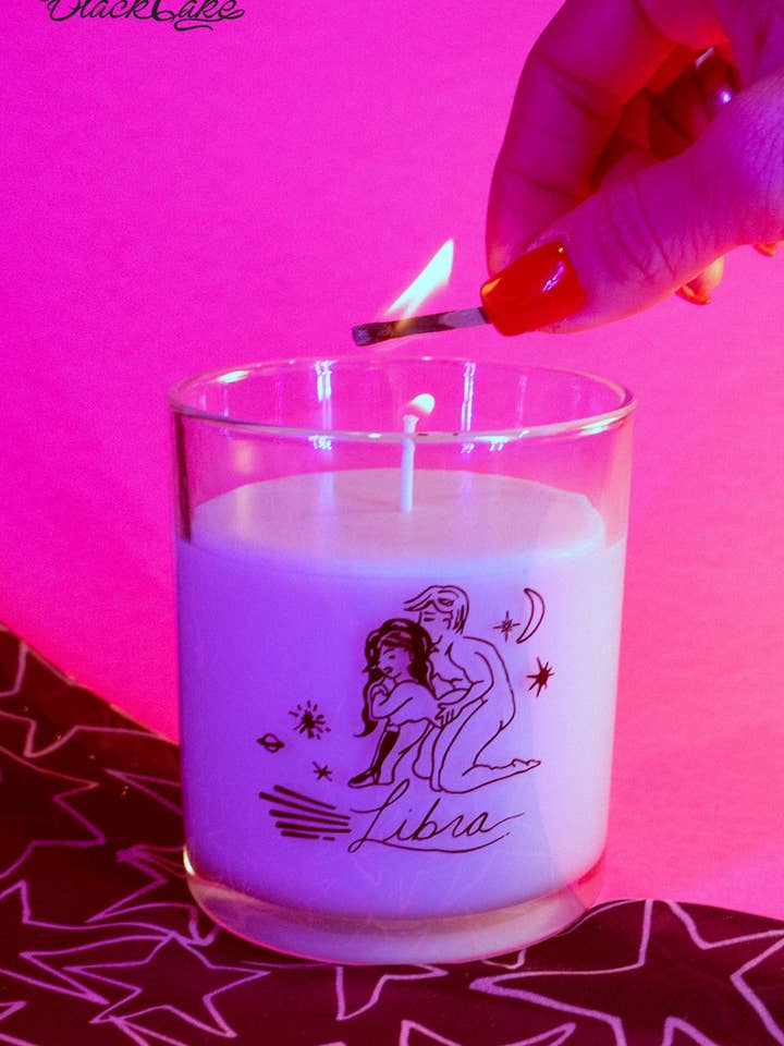 Libra Zodiac Doftande Soja Kokosnötvax ljus för wholesale av Black Cake Clothing