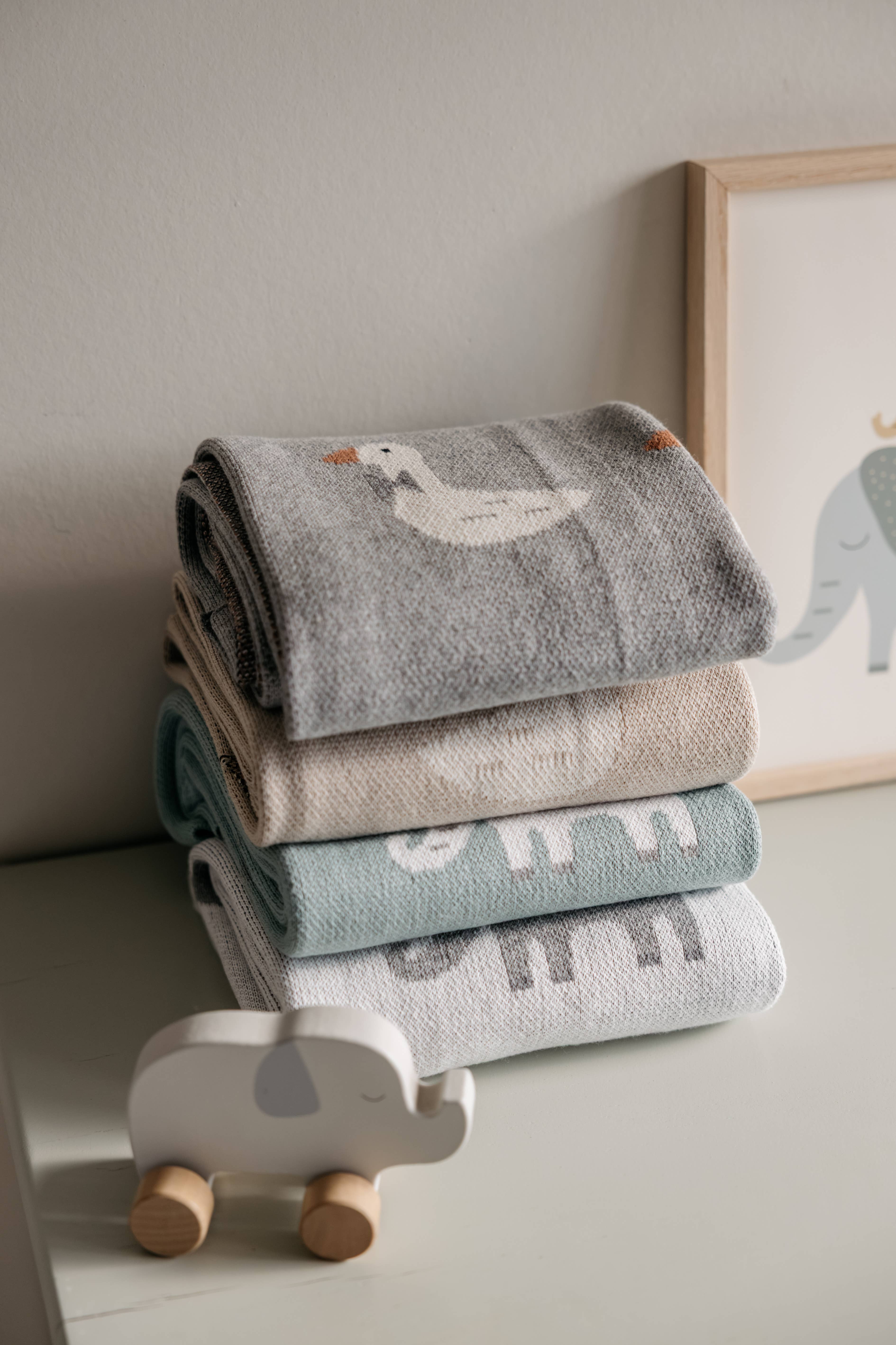 Little Otja – wholesale Milestone blanket – Child & baby – Knitted Baby Blanket - Elephants, White-Gray3