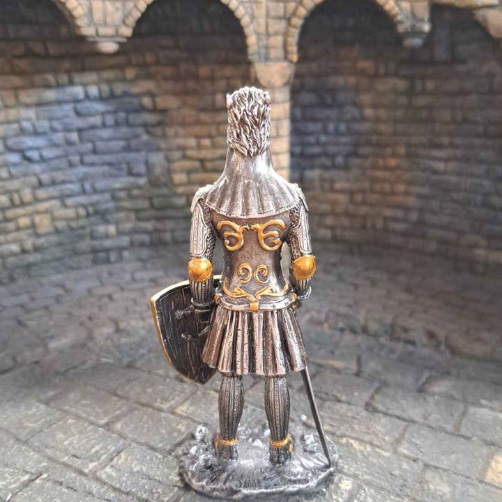 Timeline Gifts Ltd - Venta al por mayor Figura decorativa - Estatuilla de Caballero de Metal Sólido - Casco con Cresta de León del Siglo XIII