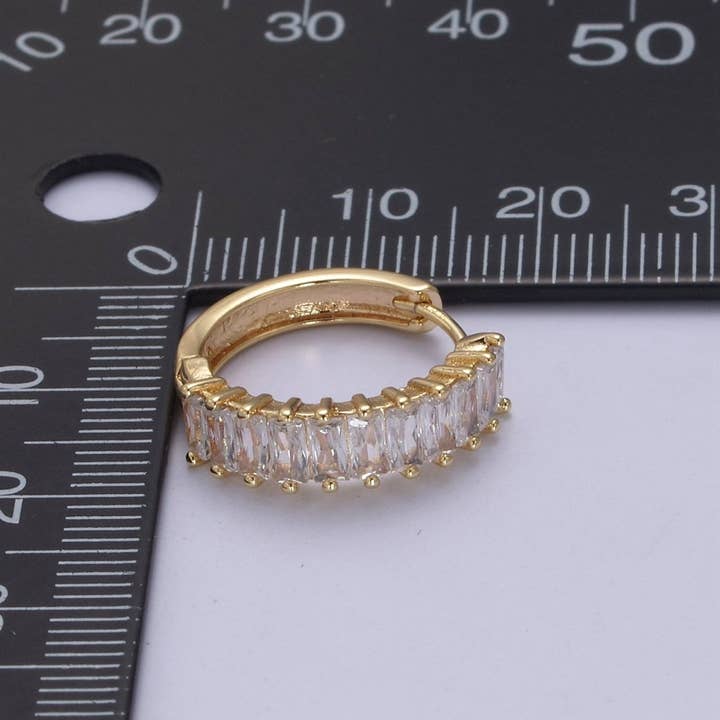 Aim Eternal - Wholesale Huggie oorbellen - Mini Cz Hoepeloorbel, Baguette Hoepeloorbellen, 18k Goud Gevulde Baguette Huggies Kleine Hoepel T-273 AD-0354