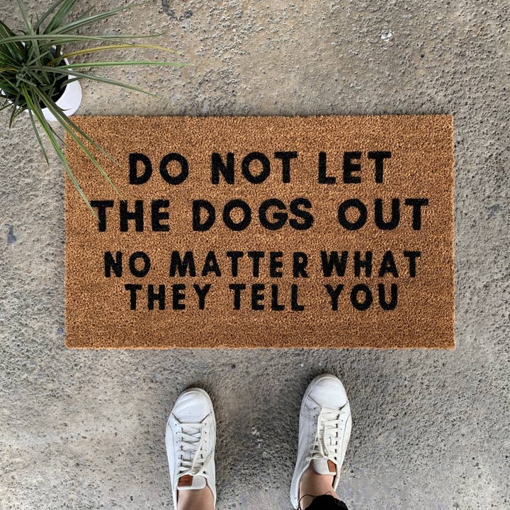 Paillasson amusant pour chien - Ne laissez pas sortir les chiens pour la vente par Nickel Designs Doormats