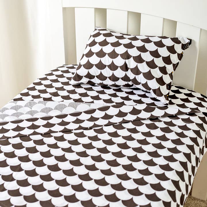 Living Textiles - Wholesale Cot/Crib Sheets - Toddler Sheet Set - Kayden Black Scallops