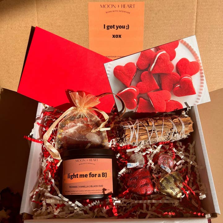 Valentijnsmanifestatiekit voor HEM | Prankcadeau | Manifestatiekaars | Valentijnscadeau voor hem | Zelfzorgdoos | Intentiekaars voor wholesale door The Moon+Heart