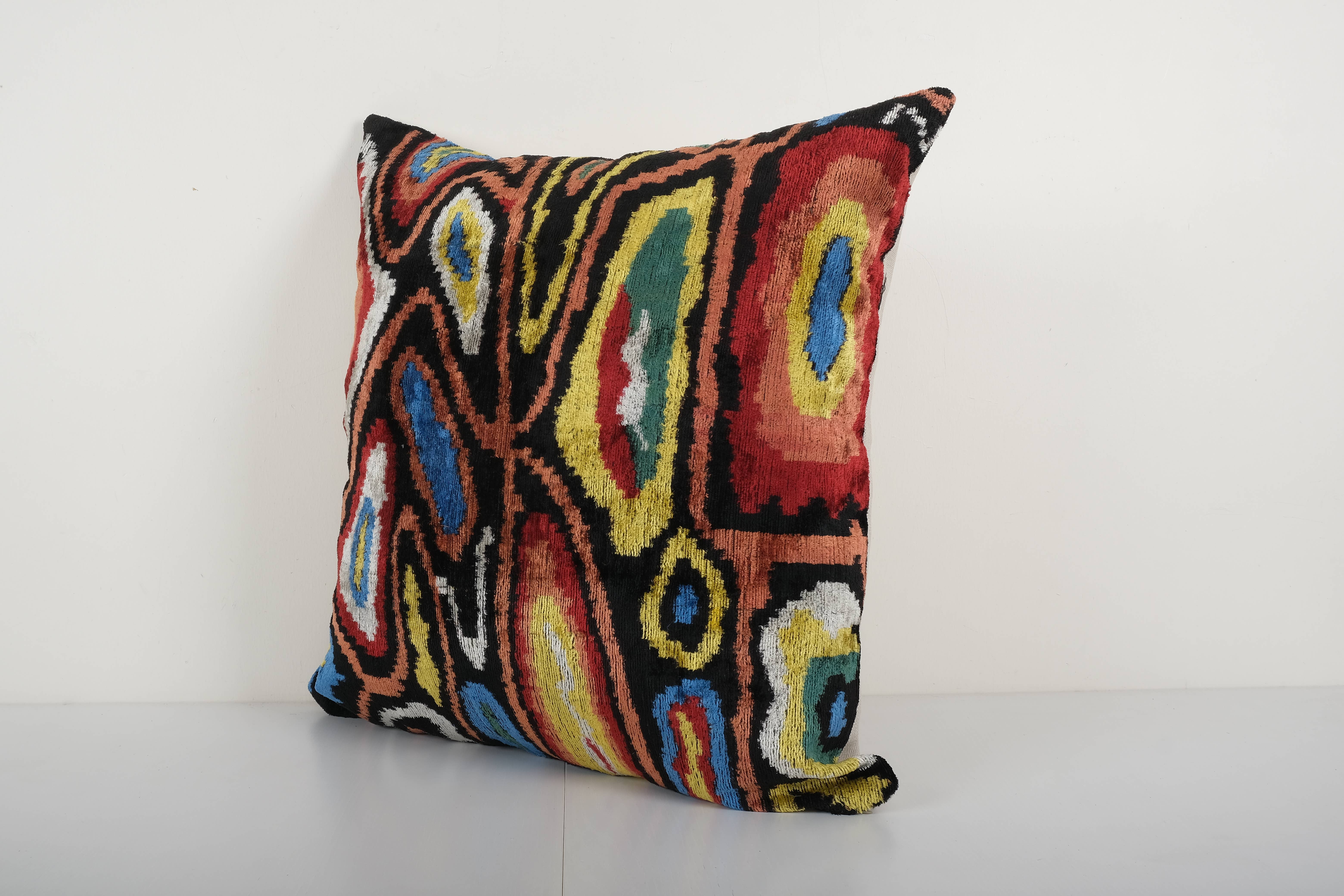 Vintage Pillows Store – Engroshandel Pyntepude – Firkantet farverigt design ikat fløjl pude - sort etnisk3