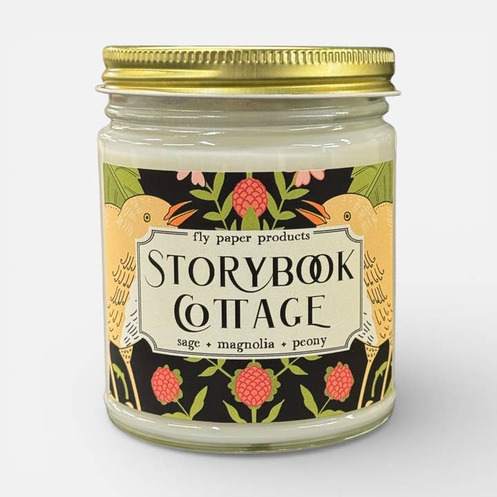 Storybook Cottage 9oz sojavokslys - Salvie + Magnolia + Pæon for engroshandel hos Fly Paper Products