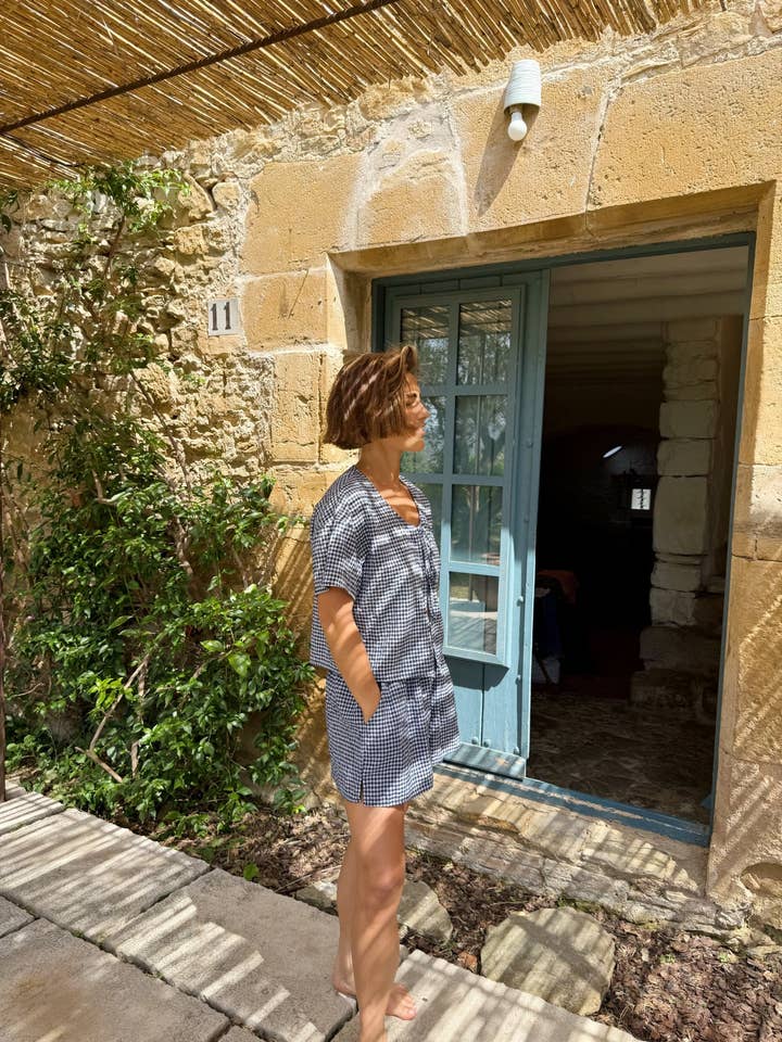 MindTraveler – Großhandel Bluse – Damen – Navyblaues Vichy-Maria-Shirt mit V-Ausschnitt3