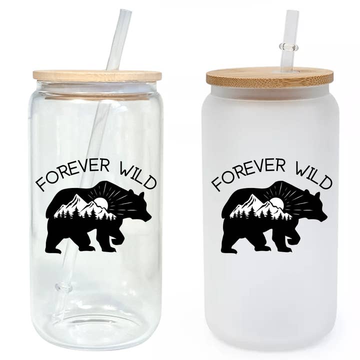 Tasse en verre souvenir Forever Wild avec couvercle en bambou et paille 16 oz pour la vente par Modern Lifestyle Gifts