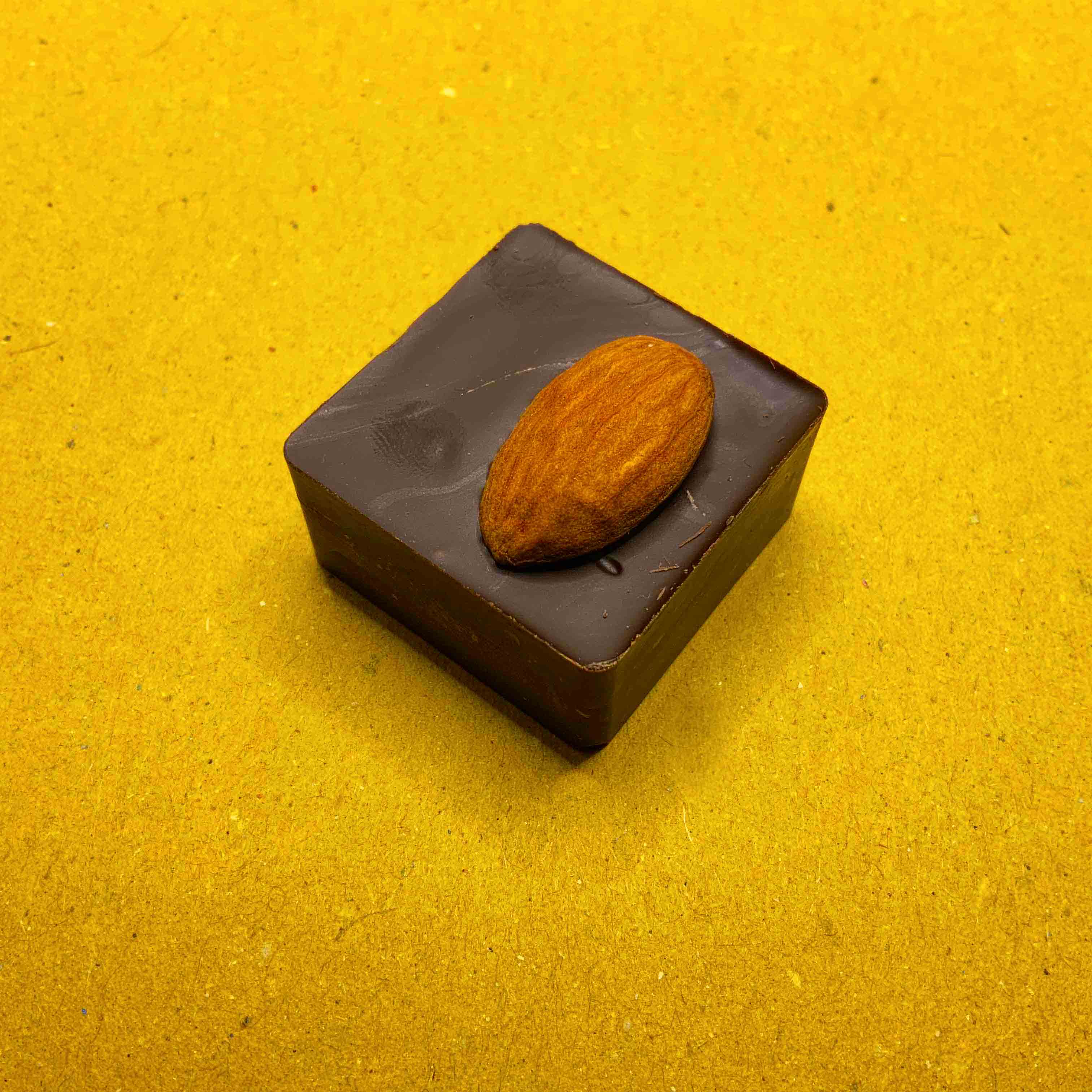 Alchimie di Circe - Wholesale Chocolate Box - 83% Single-Origin Dark Chocolates - Mandarin and Almond4