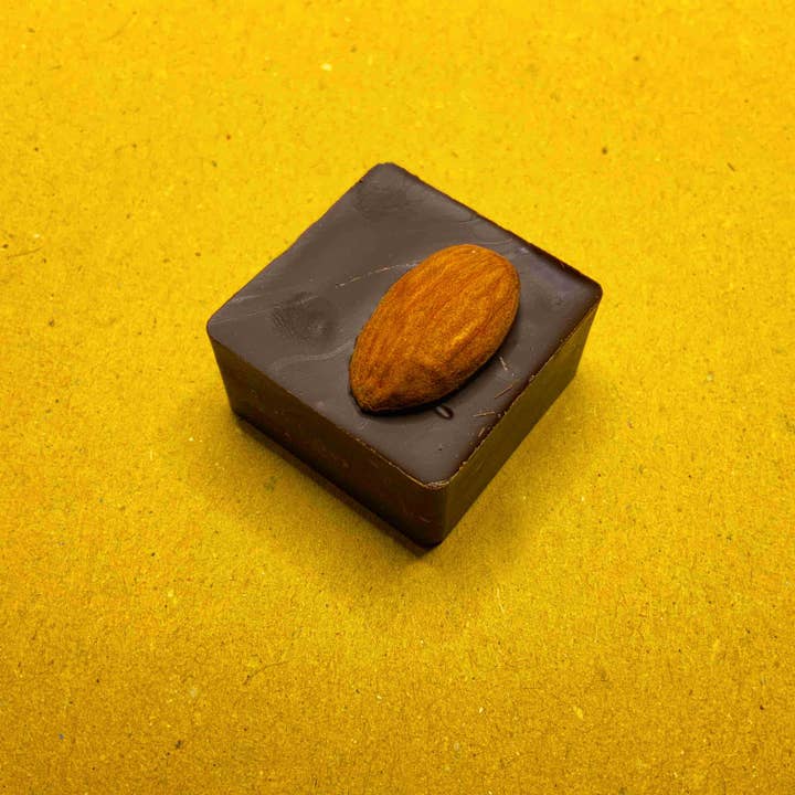 Alchimie di Circe - Wholesale Chocolate Box - 83% Single-Origin Dark Chocolates - Mandarin and Almond4