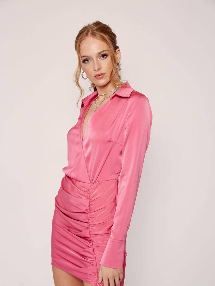 Fuchsia Satin V-hals Lange ærmer Ruched Bodycon Kjole for engroshandel hos Pretty Darling