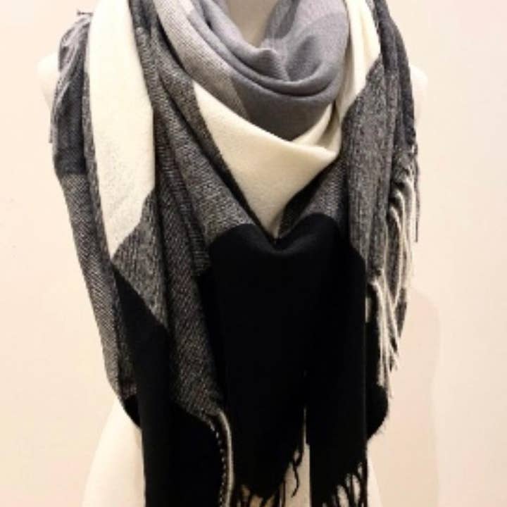 LINETA - Wholesale Sjaal - Dames - HG-35 Grote vierkante sjaal met ruitpatroon en lange franjes4