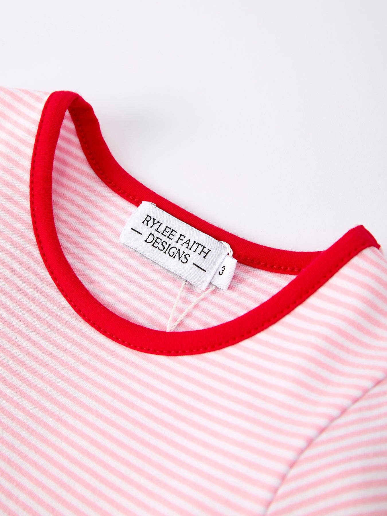 Rylee Faith Designs - Vente Ensemble haut et pantalon – enfant - Ensemble de Fille à Rayures avec Broderie de Canne de Noël et Volants à Poches2