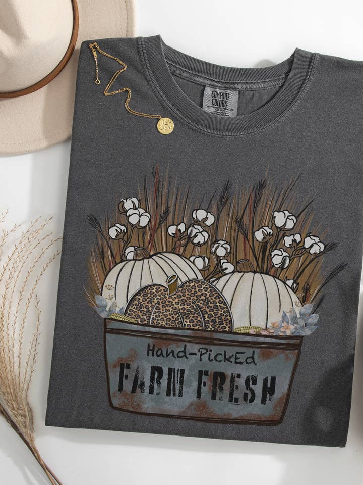 T-shirt graphique Farm Fresh Pumpkin pour la vente par CMD Wholesale