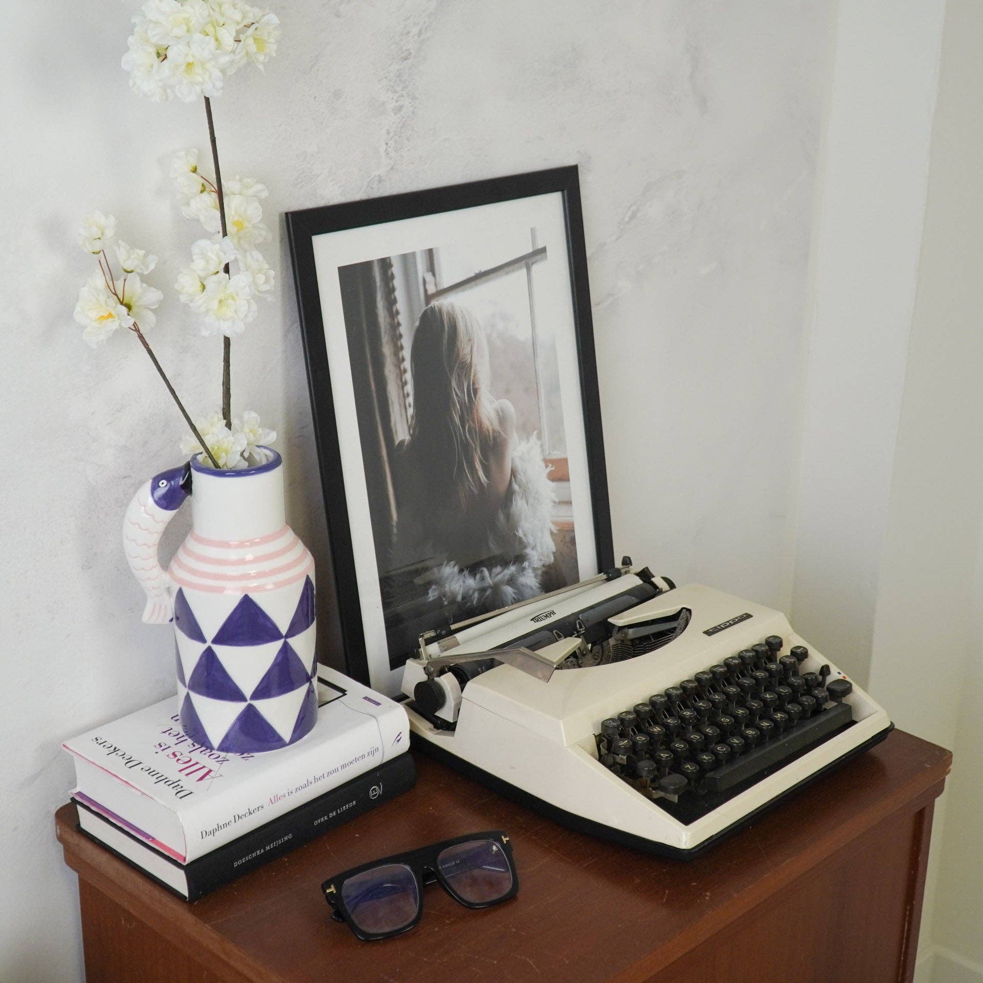 Housevitamin bv – wholesale Vas – Vas - kanna med fiskmotiv i blått, vitt och rosa - 14 x 11 x 21,5 cm2