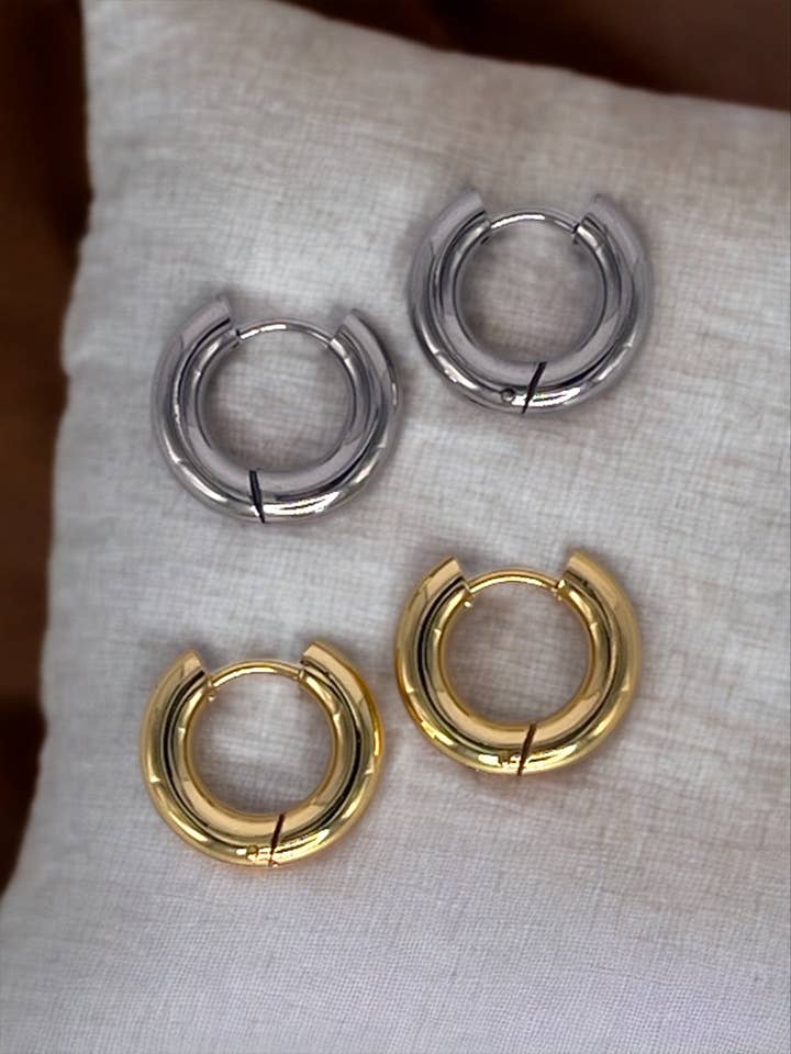 Boucle d'oreille Chunky Huggie pour la vente par sajna collection