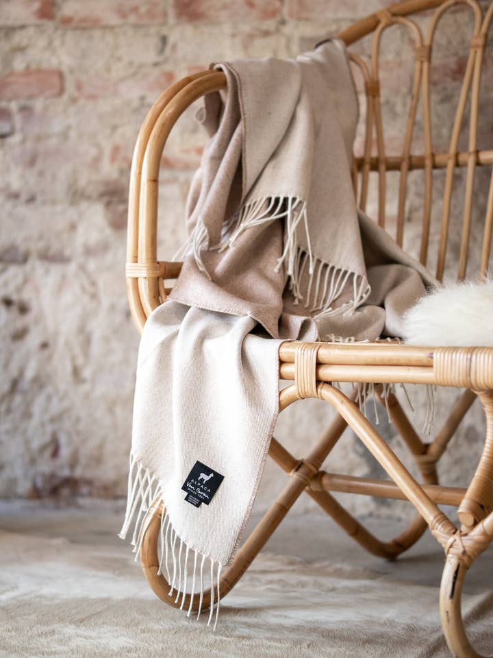 Alpaka-Wollplaid hell - 175x135cm | Frühling und andere Ergebnisse für alpaka im Großhandel. Kostenlose Rücksendungen und 60-Tage-Zahlungsziel auf Faire im Trend auf Faire.